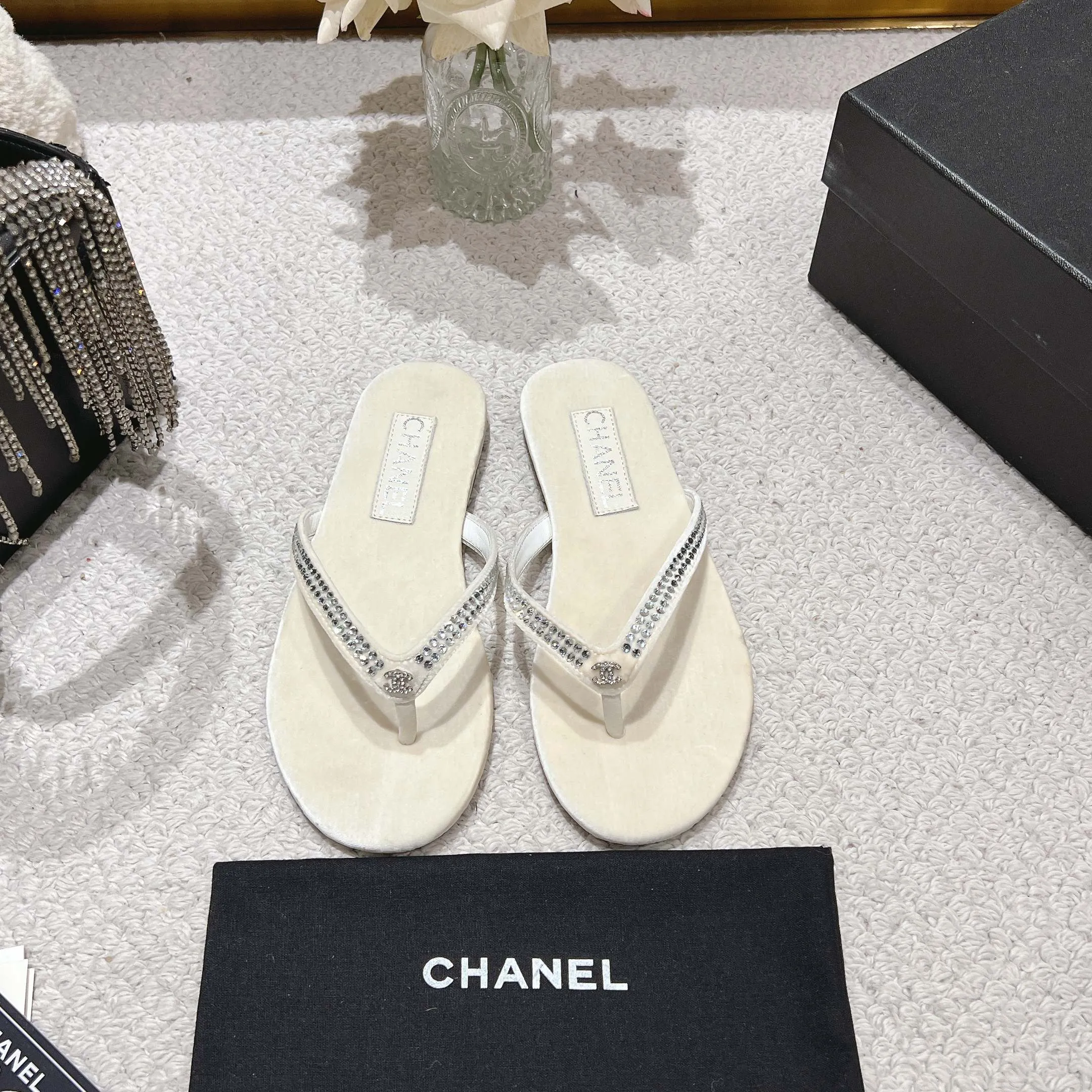 👟👟Ex-factory price 480👟👟 Xiaoxiang chanel 2025 new flip-flops! This series is really amazing. How can it be so beautiful! Summer is really an invincible combination that can be salty or sweet ~ The upper is made of original velvet and the lining is lambskin genuine leather outsole Size: 35-40 (40 customized)